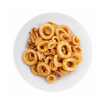 Knusprige Calamari Fritti auf wei&szlig;em Teller freigestellt. Goldbraun frittierte Tintenfischringe als klassische italienische Vorspeise in professioneller Studioaufnahme.