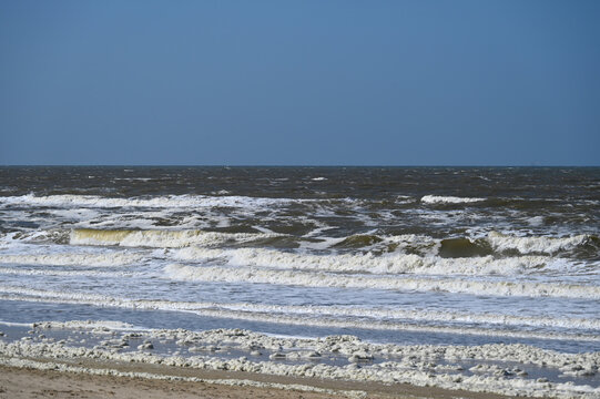 Nordsee, Wellen, Nordseestrand an einem  klaren Aprilmorgen, Bergen an Zea, Nordholland