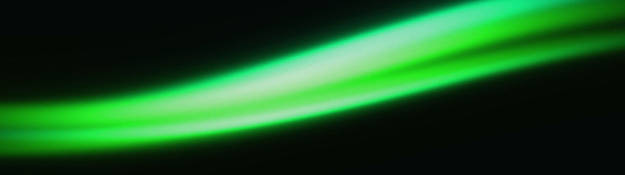 Fundo abstrato escuro com feixe de luz verde neon borrado e textura de ru&iacute;do. Banner panor&acirc;mico para web design com espa&ccedil;o para texto