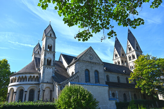 Koblenz, Blick &uuml;ber den Blumenhof auf die Basilika St. Kastor