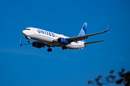 DFW International Airport 7-27-2026 Grapevine, TX USAUnited Airlines Boeing 737-900ER N69885 arrival into runway 17C at DFW International Airport
