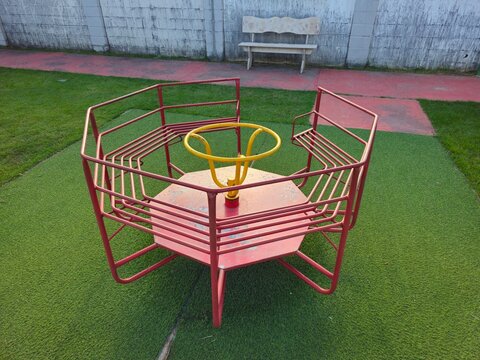 Gira-Gira Infantil em Playground de Condom&iacute;nio Residencial com &Aacute;rea de Lazer