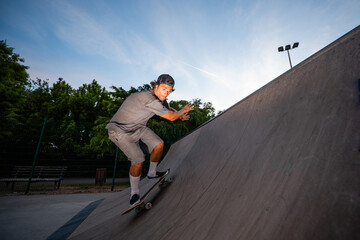 Skater riding quarter pipe in skate park © Zoran Jesic