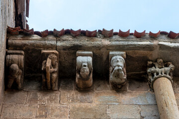 Detail of carved stone corbels and capital under the roof eaves of the Collegiate Church of San Pedro in Cervatos, Campoo de Enmedio, Cantabria, Spain, Romanesque architecture from the 12th century © Nandi Estévez