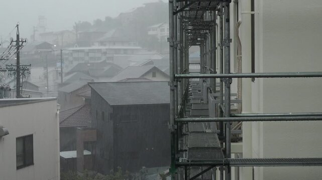 夏のゲリラ雷雨の様子と都市の住宅地の風景
