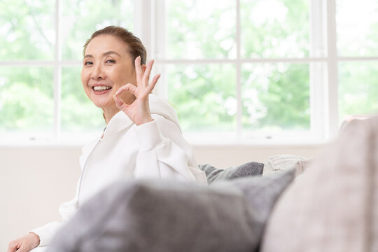 部屋でリラックスするシニア女性