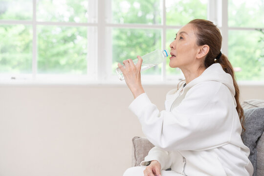 水を飲むシニア女性