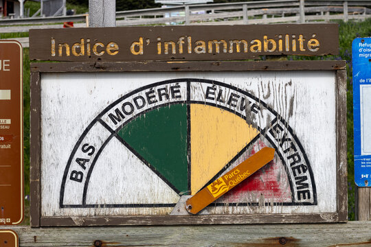Gaspesie, Quebec, 15 July 2026 : A wooden sign displays the fire danger index set to 'High' with the Parcs Quebec logo.