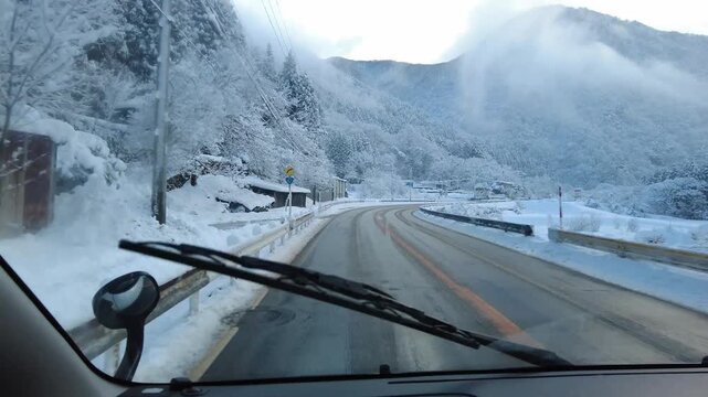 富山県境の神岡まで行く冬の道路