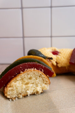 Close-up of "Rosca de Reyes" cut, showing the interior.