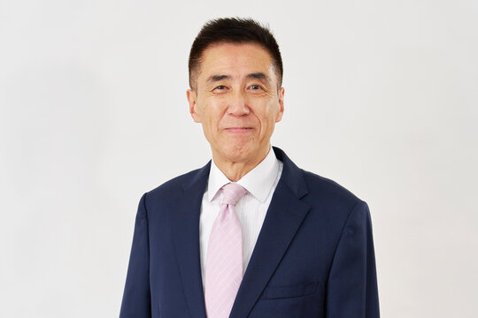 白背景の笑顔ビジネスマン