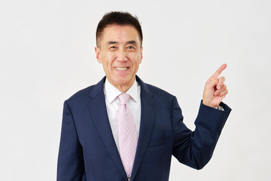白背景で右側を指差すビジネスマン