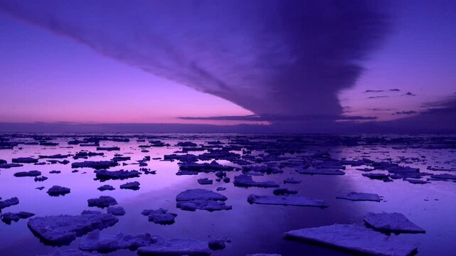 オホーツク海の朝の流氷と雲