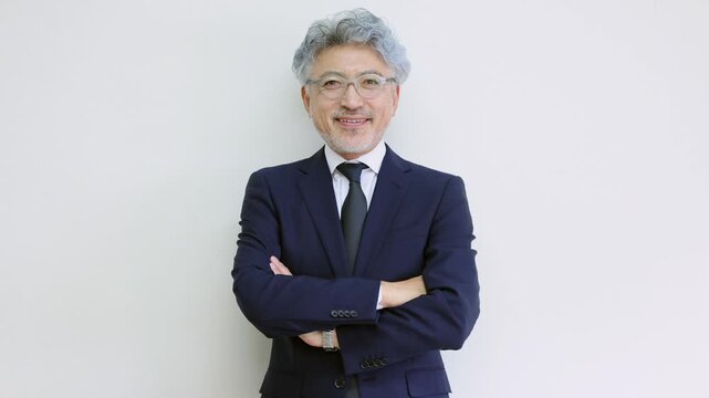 頷くシニアビジネスマン