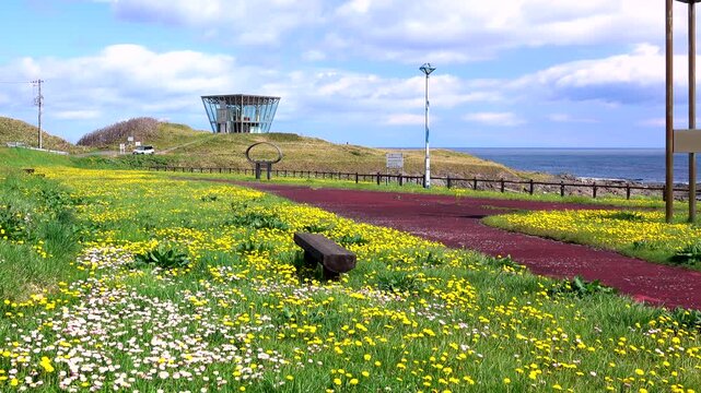 日の出岬と日の出岬展望台ラ・ルーナとオホーツク海