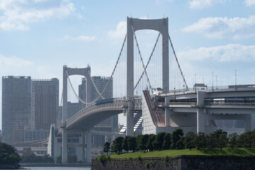 Naklejka premium rainbow bridge daytime view in tokyo with modern architecture and buildings.