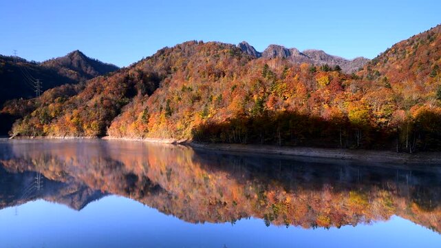 さっぽろ湖の紅葉と天狗岳とけあらし