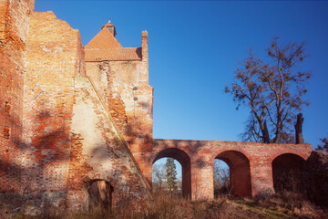  Szymbark-ruiny czternastowiecznej warowni. © Janusz Lipiński