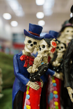 Day of the Dead Skeleton Couple Figurines Showcasing Mexican Folk Art and Romance