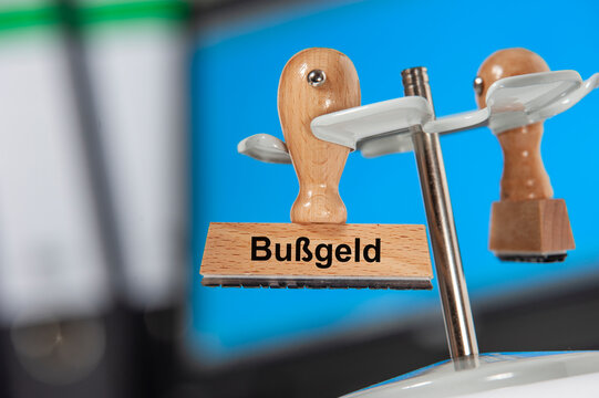 Ein Holzstempel ist beschriftet mit dem Aufdruck: Bu&szlig;geld