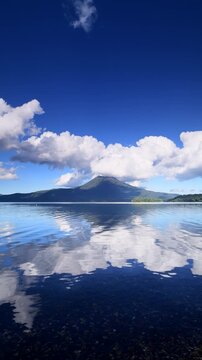 阿寒湖と雄阿寒岳と雲