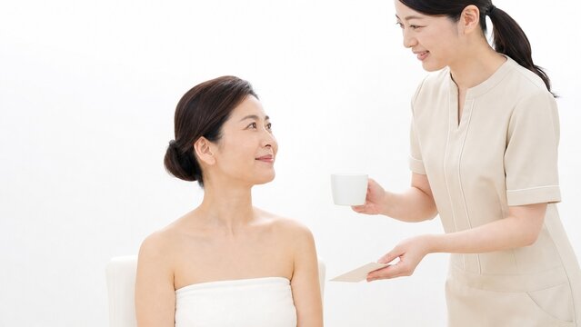施術後に水とカードを受け取る美容サロン接客素材