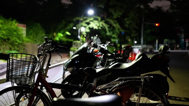 街灯に照らされた夜の駐輪場の様子
Japanese bike parking at night