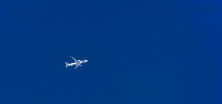 Polska, Ostrowiec Świętokrzyski, 4 lipca 2026, 16:13. Samolot pasażerski Boeing 787 Dreamliner LOT-u przelatuje przez błękitne niebo. Samolot charakteryzuje się smukłą sylwetką