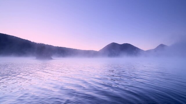 然別湖とくちびる山の朝とけあらしと弁天島（左）