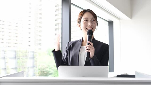 ノートパソコンを使いプレゼンテーションをする20代日本人女性