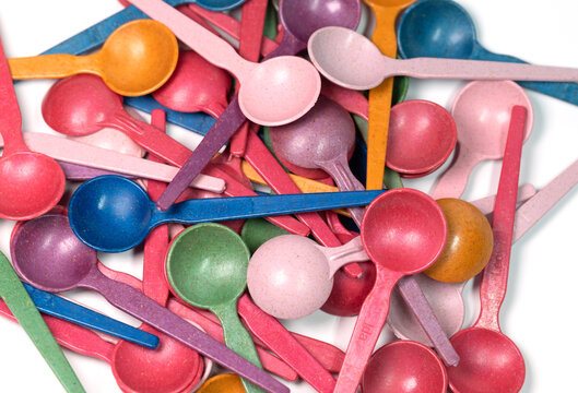 Bunte Eisl&ouml;ffel vor wei&szlig;em Hintergrund