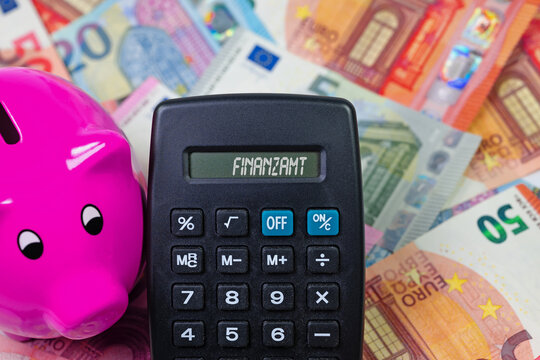 Taschenrechner mit dem Wort Finanzamt im Display