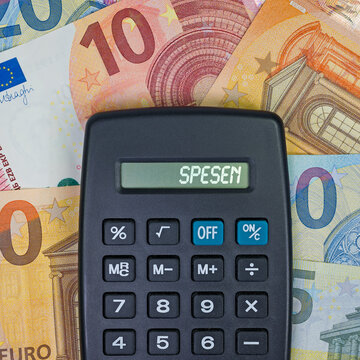 Taschenrechner mit dem Wort Spesen im Display