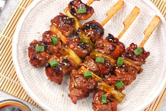 Yakitori is a typical Japanese satay that generally uses chicken. Small pieces of chicken cut into bite-sized pieces, skewered with bamboo skewers.
