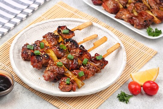Yakitori is a typical Japanese satay that generally uses chicken. Small pieces of chicken cut into bite-sized pieces, skewered with bamboo skewers.
