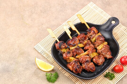 Yakitori is a typical Japanese satay that generally uses chicken. Small pieces of chicken cut into bite-sized pieces, skewered with bamboo skewers.
