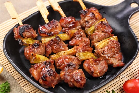 Yakitori is a typical Japanese satay that generally uses chicken. Small pieces of chicken cut into bite-sized pieces, skewered with bamboo skewers.
