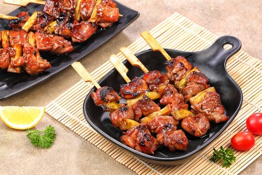 Yakitori is a typical Japanese satay that generally uses chicken. Small pieces of chicken cut into bite-sized pieces, skewered with bamboo skewers.
