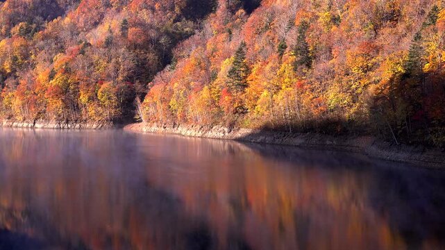 さっぽろ湖の紅葉とけあらし