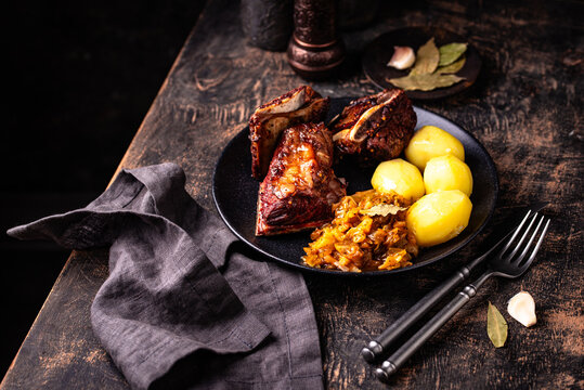 Grilled ribs with sauerkraut and potatoes
