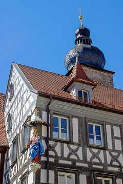 forchheim, deutschland - marienfigur mit jesuskind an einem alten fachwerkhaus