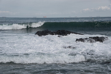 Fototapeta premium Waves breaking on the rocks