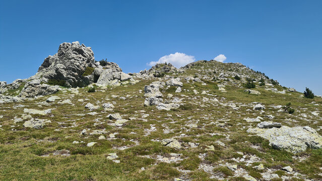 La cr&ecirc;te et les chaos de quartz des Esquerdes de Rotj&agrave; avec un magnifique rocher en forme de t&ecirc;te de g&eacute;ant (massif du Canig&oacute;, Pyr&eacute;n&eacute;es Catalanes)