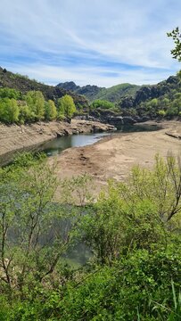 Les paysages surr&eacute;alistes form&eacute;s par le lac de Villefort &agrave; moiti&eacute; vide (Loz&egrave;re)