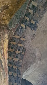 Les curieux motifs en forme de cube des peintures murales de l'&eacute;glise Saint-Michel d'Aiguilhe (Auvergne, France)