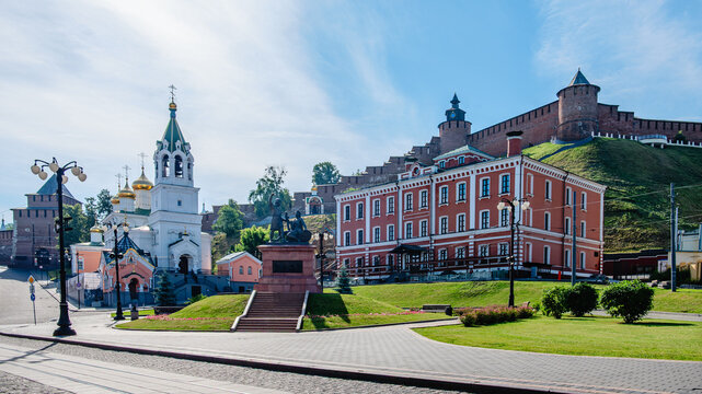 People's Unity Square in Nizhny Novgorod and the Nizhny Novgorod Kremlin in the background.