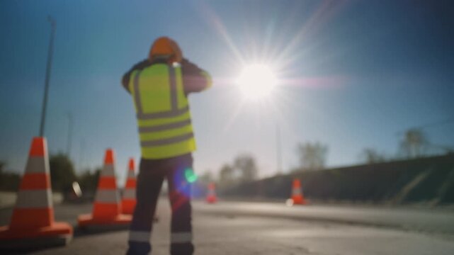 猛暑の道路工事でふらつきながら頭を抱える作業員の後ろ姿（熱中症の危険・疲労）