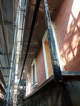 Insulated monoblock sub-frame for a window with a roller shutter.