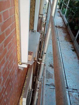 Insulated monoblock sub-frame for a window with a roller shutter.