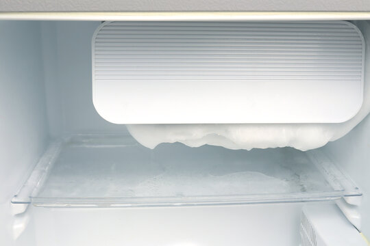 ้heavy ice buildup covering freezer compartment inside household refrigerator excessive frost accumulation freezing unit poor cooling efficiency lack of defrosting, appliance maintenance home repair